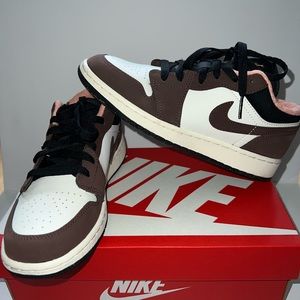 Jordan 1 Low Mocha - Size 6W
LIGHT CHOCOLATE/CRIMSON BLISS-BLACK-SAIL